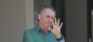 Bolsonaro inicia recuperação após cirurgia de hérnia sob monitoramento médico e do STF