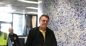 Bolsonaro tem nova crise de soluços após cirurgia e permanece sob observação