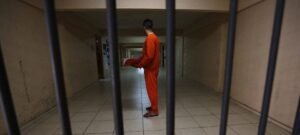 Pressão eleitoral deve retardar plano de desencarceramento do governo em 2026, apontam especialistas