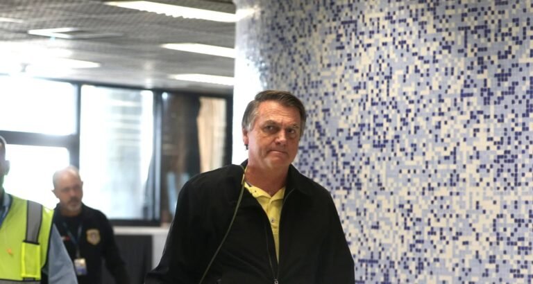Defesa de Bolsonaro pede ao STF que ex-presidente cumpra pena em casa por questões de saúde