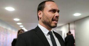 Carlos Bolsonaro relata impedimento de visita ao pai após cirurgia