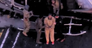 Imagens mostram Maduro e esposa chegando sob forte esquema de segurança nos EUA