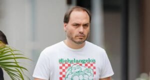 Carlos Bolsonaro reage à negativa de prisão domiciliar para o pai e cita “missão dada”