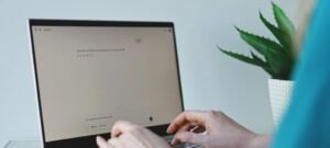 Escassez de memória RAM pode derrubar vendas de PCs em 8,9% em 2026, estima IDC