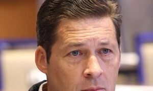 Senador de Oklahoma questiona STF por negar prisão domiciliar humanitária a Jair Bolsonaro