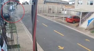 Carro derruba muro e poste antes de invadir condomínio em Valparaíso de Goiás