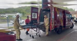 Jovem resgatado no Pico Paraná chega ao hospital após cinco dias desaparecido