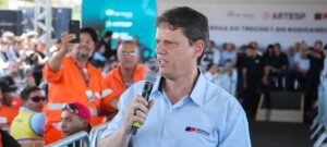 Tarcísio critica ausência brasileira em transição democrática na Venezuela