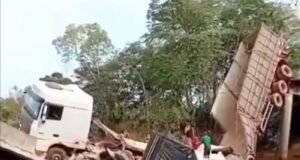 Ponte cede no sul do Pará e caminhão carregado de milho despenca no Rio Salobo