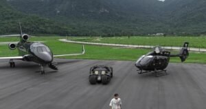 Neymar exibe réplica do Batmóvel, jatinho de R$ 250 milhões e helicóptero em redes sociais