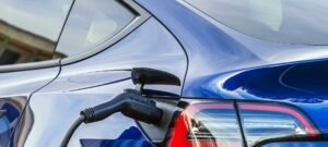 Vendas de veículos eletrificados no Brasil batem 223,9 mil unidades em 2025 e avançam 26%