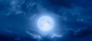 Lua permanece cheia nesta quinta-feira (8); visibilidade de 74% e fase minguante se aproxima