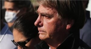 Michelle relata que Bolsonaro perde equilíbrio ao levantar-se após uso de medicamentos