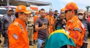 Bombeiros prestam homenagem a cadela de resgate que morreu a caminho de operação em Bacabal