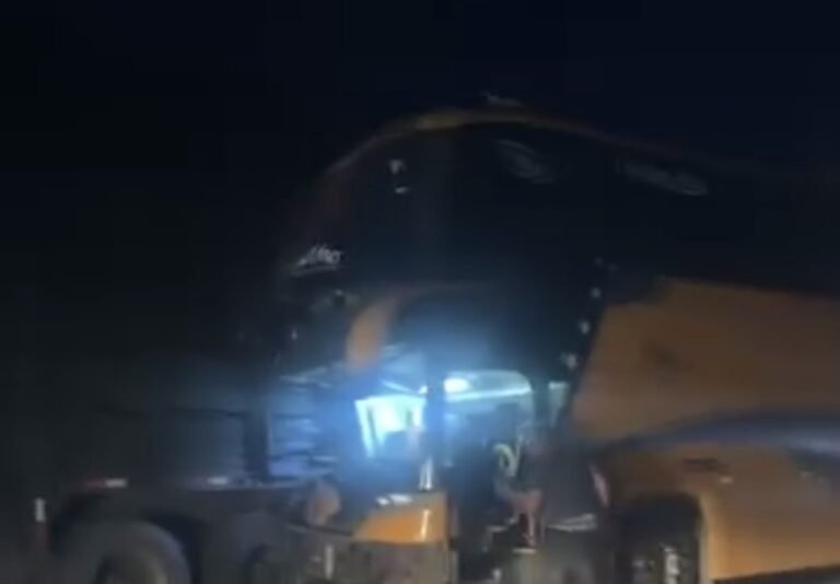 Ônibus do sub-20 do Águia-PA bate em caminhão na BR-153; preparador físico morre e técnico fica ferido