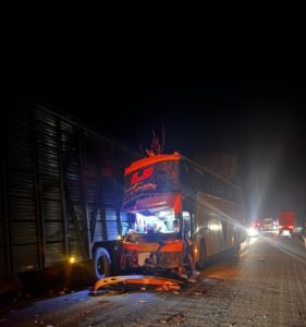 Caminhão parado no acostamento causa colisão com ônibus do Águia de Marabá na BR-153