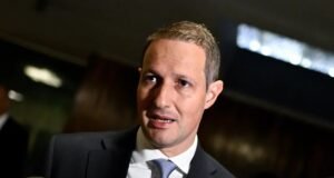 Flávio Bolsonaro avalia indicar Guilherme Derrite para vice em chapa presidencial