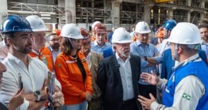 Vaiado em evento com Lula, Eduardo Leite cobra respeito: “Fomos eleitos pelo mesmo povo”