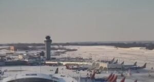 Tempestade de inverno nos EUA cancela mais de 10 mil voos e deixa 1 milhão sem eletricidade