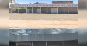 Placa de igreja ligada a sócia de ONG investigada pelo INSS é retirada em Brasília