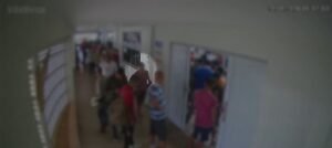 Câmera flagra homem que furou fila em restaurante e perseguiu cliente a tiros em Palmas