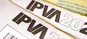 Pagar IPVA à vista ou parcelar? Entenda as vantagens e desvantagens de cada opção