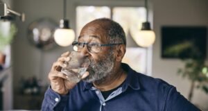 Quantidade ideal de água varia conforme peso, rotina e clima, alerta nutricionista