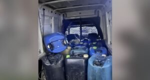 Polícia Civil apreende 14 tonéis de diesel adulterado e prende motorista no Guarujá