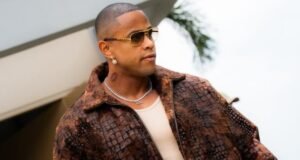 Léo Santana dedica música a Melody em bloco no Rio; cantora segue internada