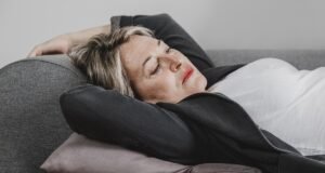 Queda de estrogênio na menopausa eleva risco de oscilações da glicose; nutricionista orienta como prevenir