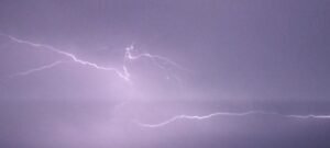 Homem morre ao encostar em cancela de ferro durante formação de temporal no interior do Tocantins