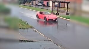 Câmera flagra Porsche 911 a mais de R$ 700 mil derrapando e colidindo com poste em Araguaína