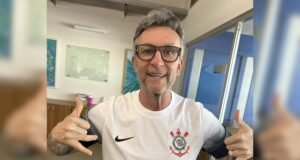 Neto questiona contrato e sugere nova proposta a Memphis Depay no Corinthians