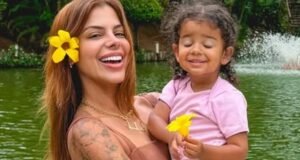 Evelyn Regly usa peruca cacheada para incentivar a filha a valorizar os próprios fios