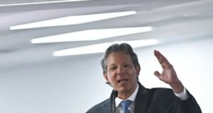 Em lançamento de livro, Haddad defende Karl Marx e critica autoritarismo soviético