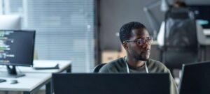 Empresas brasileiras planejam reforçar equipes de TI em 2026 e elevam salários para profissionais qualificados