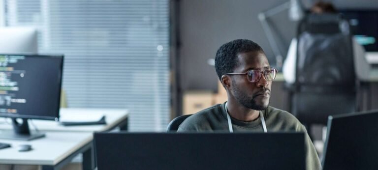 Empresas brasileiras planejam reforçar equipes de TI em 2026 e elevam salários para profissionais qualificados