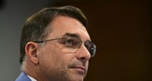 Flávio Bolsonaro defende leis penais mais rígidas e retomada de áreas dominadas por facções