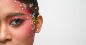 Uso de glitter e cílios postiços no pré-Carnaval amplia risco de problemas nos olhos, dizem especialistas