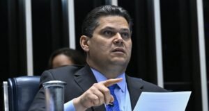 Oposição pressiona Alcolumbre a ler pedido e instalar CPMI do Banco Master