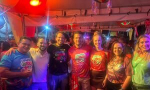 Senator Irajá Abreu reforça contato com eleitores durante carnaval de Gurupi