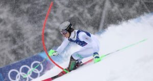 Queda na primeira descida tira Lucas Pinheiro Braathen da disputa por medalha no slalom