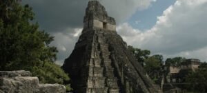 Tecnologia LiDAR revela civilização maia densa e em transformação, não um colapso repentino