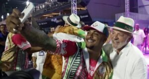 Direita prepara ações no TSE após desfile da Acadêmicos de Niterói em homenagem a Lula