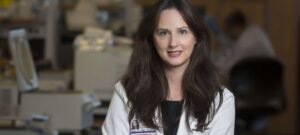 Estudo aponta relação entre bactéria Chlamydia pneumoniae na retina e avanço do Alzheimer