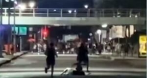 Turista estrangeira leva rasteira e é assaltada após bloco de Carnaval no Centro do Rio