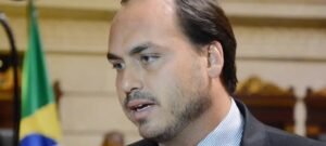 Carlos Bolsonaro relata novo mal-estar de Jair Bolsonaro no presídio