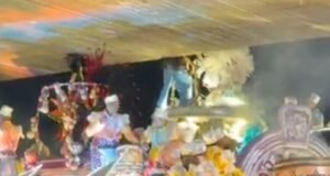 Carro alegórico da Vila Isabel fica preso em viaduto e precisa ser desmontado antes do desfile