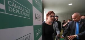 Moraes arquiva inquérito que investigava Carla Zambelli por coação e obstrução