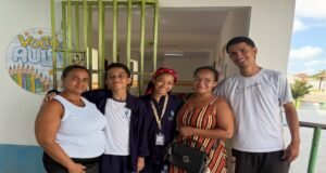 Auxiliar de limpeza de 22 anos comove escola ao aparecer na TV após ajudar aluno